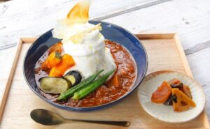 河村屋のカレー×米麹かき氷（看板商品「大福神漬」添え）