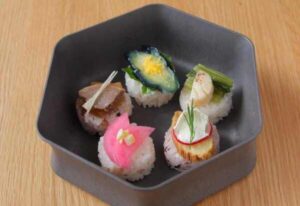 河村屋浅草店 お食事処「江戸の茶屋 八重乃香(やえのか)」彩り漬物寿司